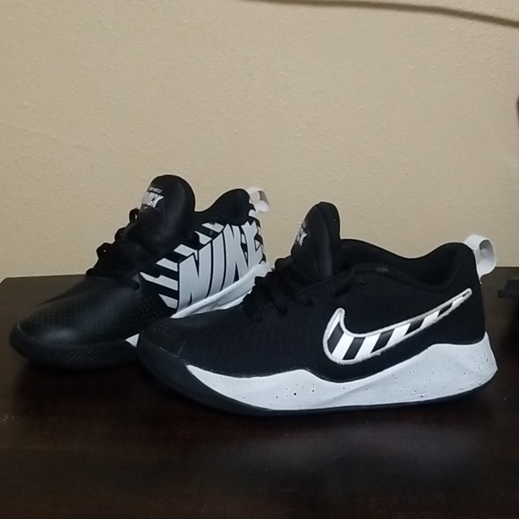 Nike Team Hustle Quick Shoes Black White Size 4.5 - Picture 9 of 9